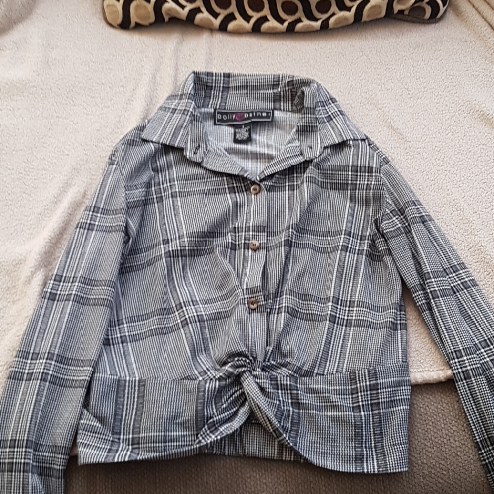 Black and gray cropped shirt